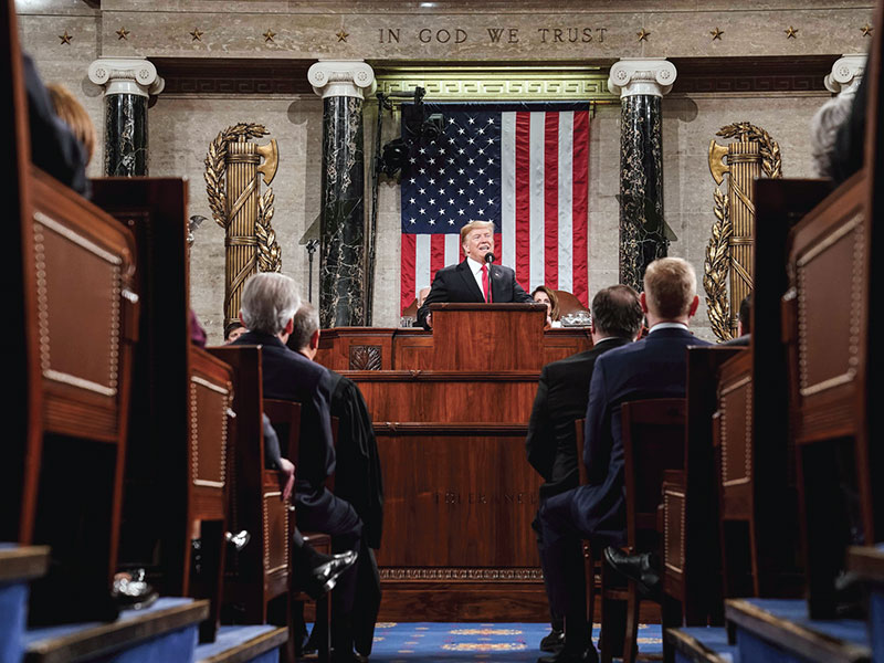Presiden AS Donald Trump menyampaikan pidato kenegaraan tahunan di depan Kongres di Washington, AS, Selasa (5/2).