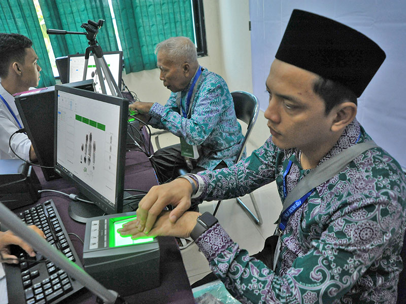 REKAM BIOMETRIK JCH EMBARKASI PALEMBANG: Jemaah Calon Haji (JCH) melakukan perekaman biometrik di Aula Asrama Haji Palembang,Sumsel, Rabu (18/7).