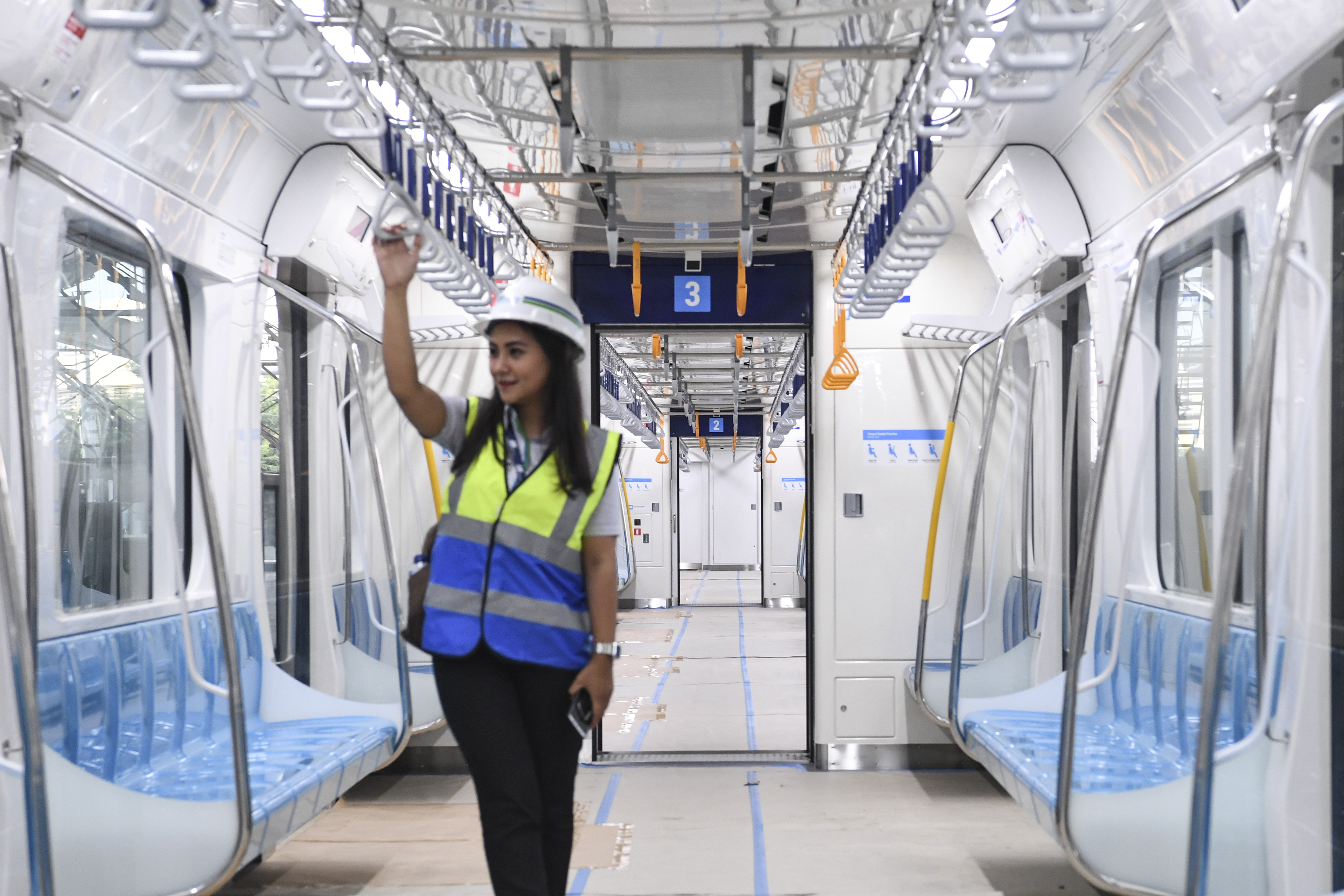 Petugas menaiki kereta Mass Rapid Transit (MRT) Jakarta fase I koridor Lebak Bulus - Bundaran HI yang sedang diuji coba, pekan lalu.
