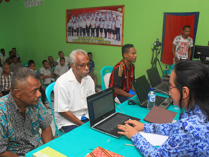 foto rekam ktpe-5: NAPI KUPANG REKAM DATA KTP ELEKTRONIK --Sebanyak 217 narapidana (Napi) penghuni Lembaga Pemasyarakatan (LP) Kelas II A Penfui Kupang, Nusa Tenggara Timur melakukan perekaman dan pencetakan data kartu tanda penduduk elektronik (KTP-E), Ka