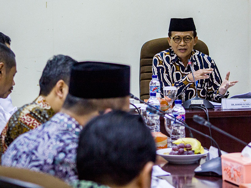 MALADMINISTRASI PPDB DAN UN: Komisioner Ombudsman RI, Ahmad Su'adi (kanan) memberikan pemaparannya terkait temuan maladministrasi pelaksanaan Penerimaan Peserta Didik Baru (PPDB) dan pelaksanaan Ujian Nasional di Gedung Ombudsman RI, Jakarta, Kamis (26/7).