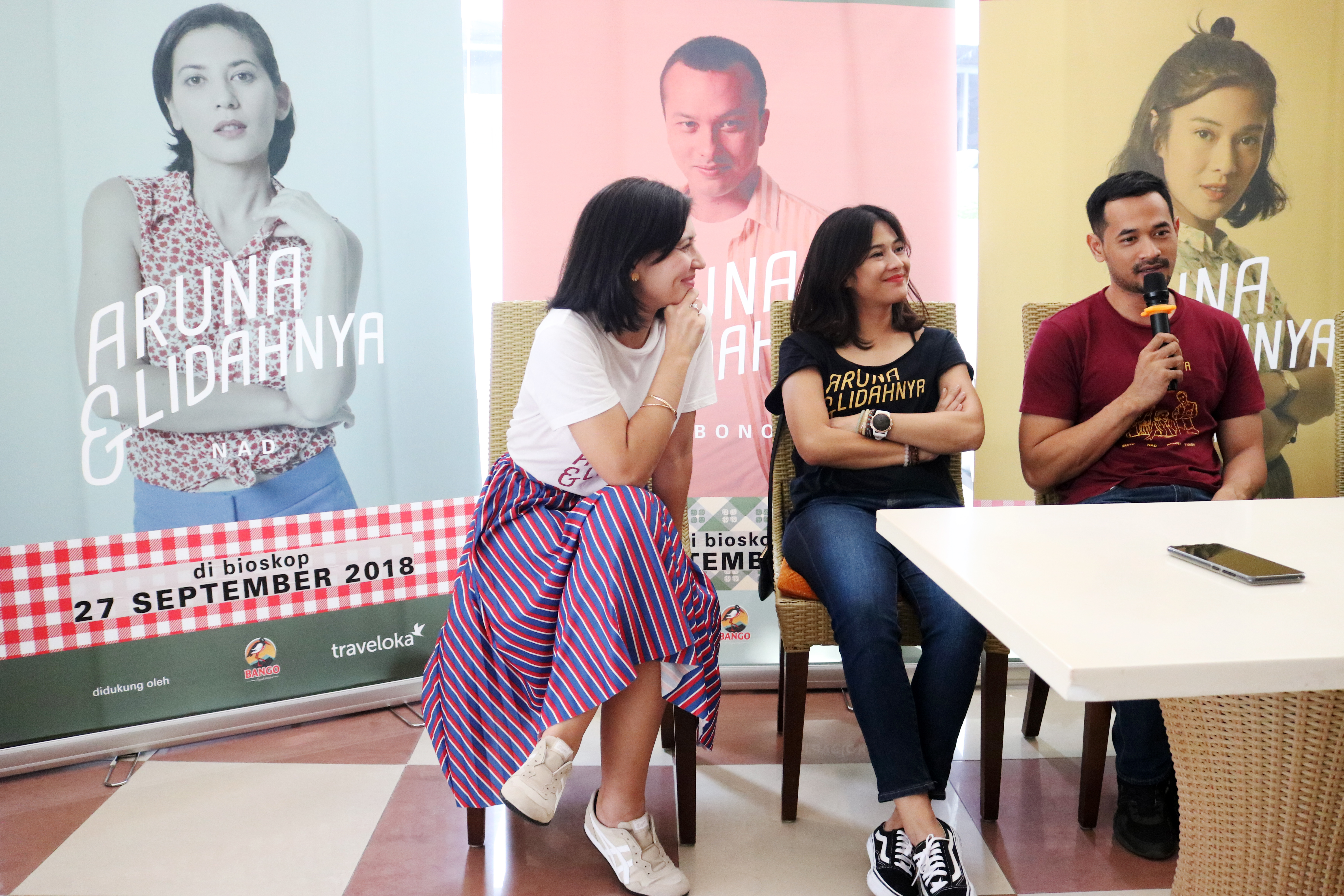 Artis pemeran utama Film Aruna dan Lidahnya, Dian Sastro (tengah), Oka Antara (kanan) dan Hannah Al Rashid (kiri) memberikan keterangan kepada wartawan saat acara Meet and Greet di Ayani Megamall, Pontianak, Kalimantan Barat