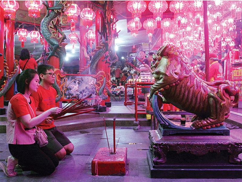 Warga keturunan Tionghoa bersembahyang pada malam Tahun Baru Imlek di Wihara Amurva Bhumi, Jakarta, Senin (4/2). Sembahyang menyambut Tahun Baru Imlek 2570 sebagai ungkapan syukur dari Tuhan.