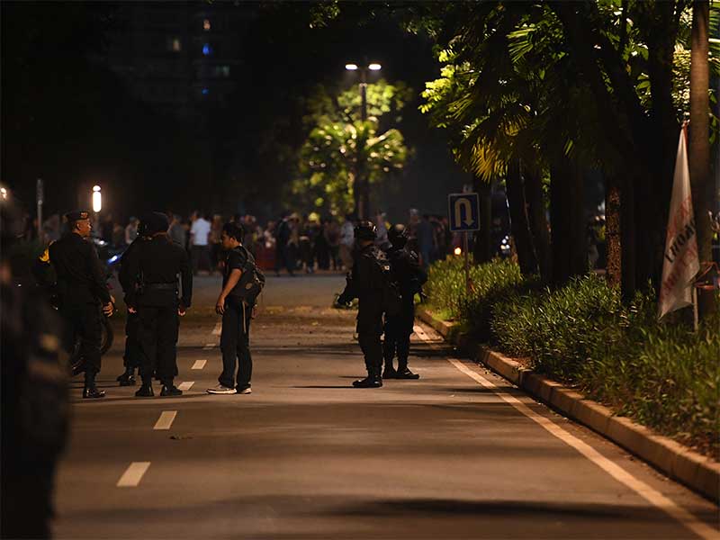  Petugas kepolisian berjaga seusai terdengar ledakan di kawasan parkir timur Senayan, Jakarta, Minggu (17/2/2019).