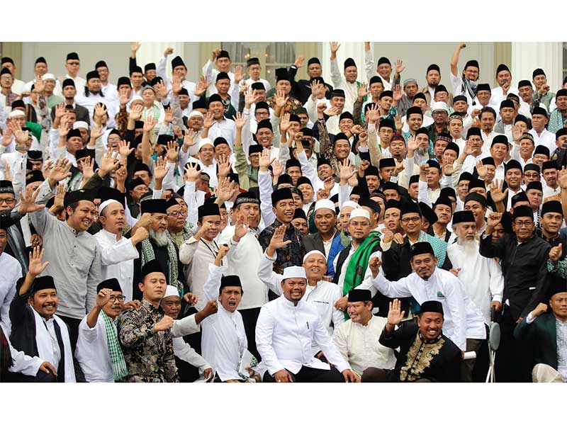 SILATURAHIM DENGAN KIAI DAN HABIB: Presiden Joko Widodo (tengah) berfoto bersama di halaman depan Istana Merdeka dengan para kiai dan habib se-Jakarta, Depok, Tangerang, Bekasi dalam Silaturahim di Istana Negara, Jakarta, kemarin. Dalam kesempatan tersebut