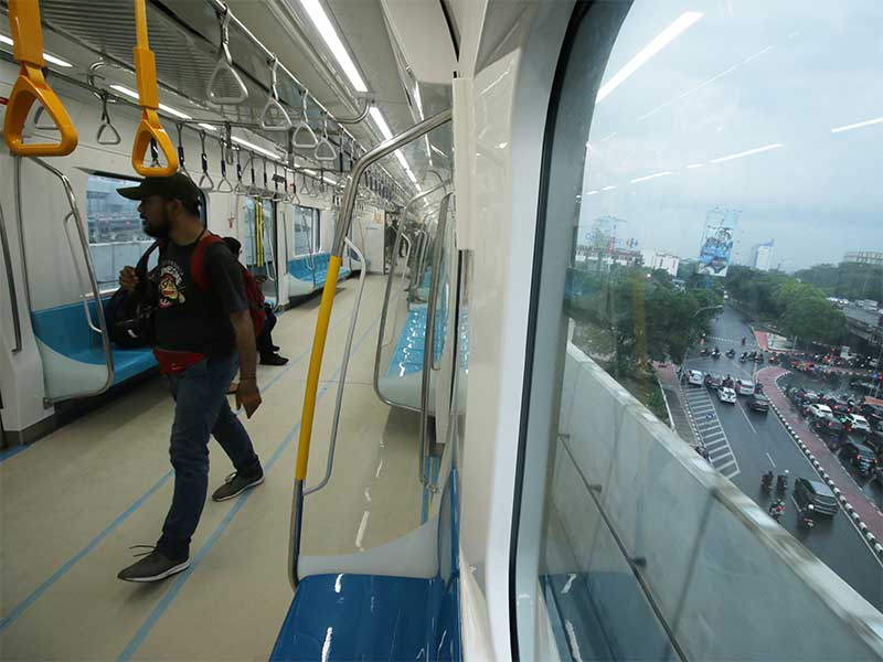  Penumpang berada di dalam kereta Mass Rapid Transit (MRT) Jakarta fase I koridor Lebak Bulus - Bundaran HI saat diuji coba di Jakarta, Selasa (12/2/2019). 