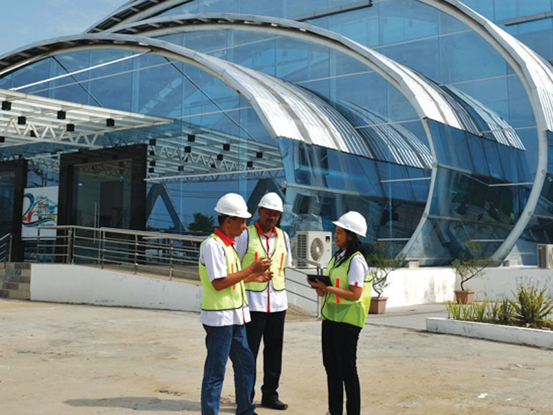 GM Pelindo I Cabang Pelabuhan Tanjung Balai Asahan Aulia Rahman Hasibuan (kiri) berbincang dengan Manager Bisnis dan Teknik Khairul Tampubolon (tengah) dan VP Public Relations Fiona Sari Utami saat meninjau Pelabuhan Tanjung Balai Asahan pascamodernisasi d