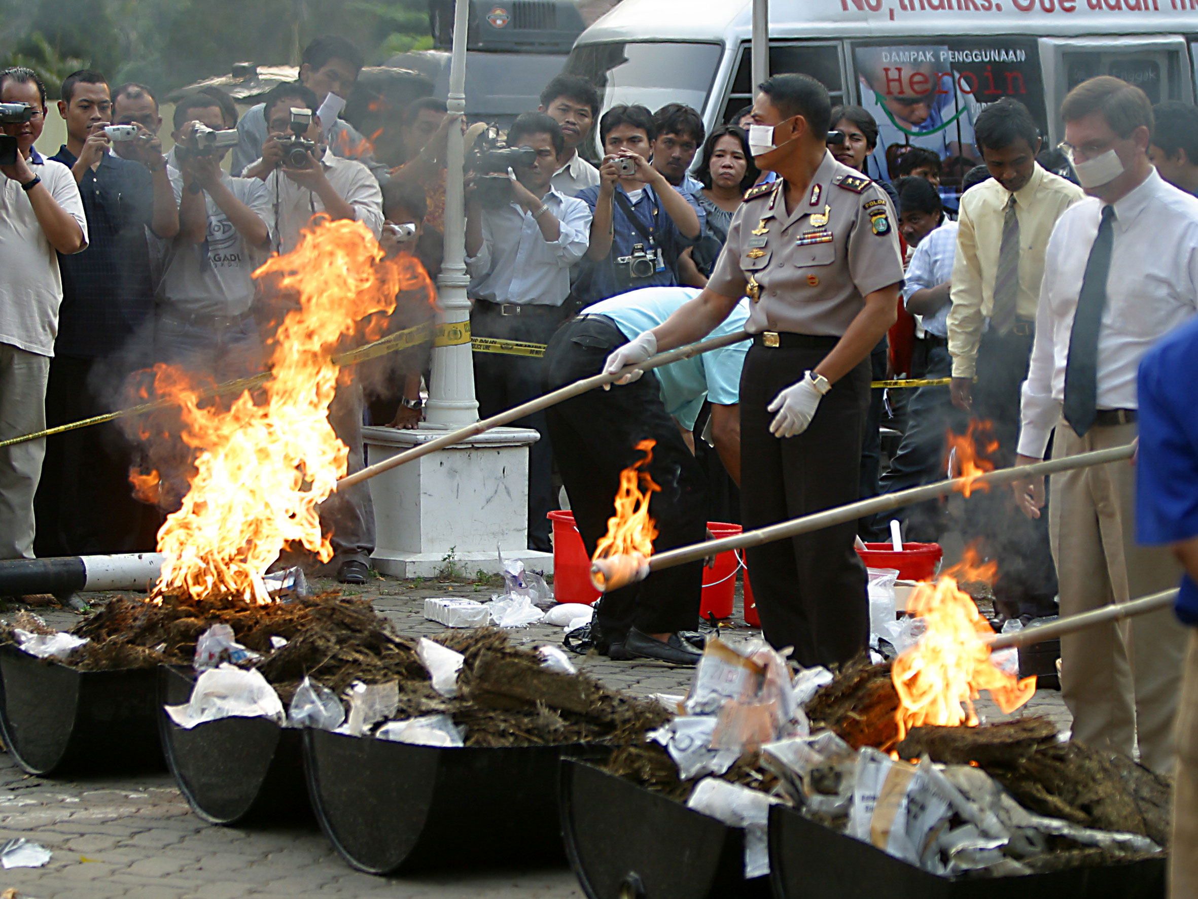 MUSNAHKAN NARKOBA: KAPOLDA METRO JAYA FIRMAN GANI (BERSERAGAM) MEMBAKAR BARANG BUKTI NARKOBA DI HALAMAN POLDA METRO JAYA