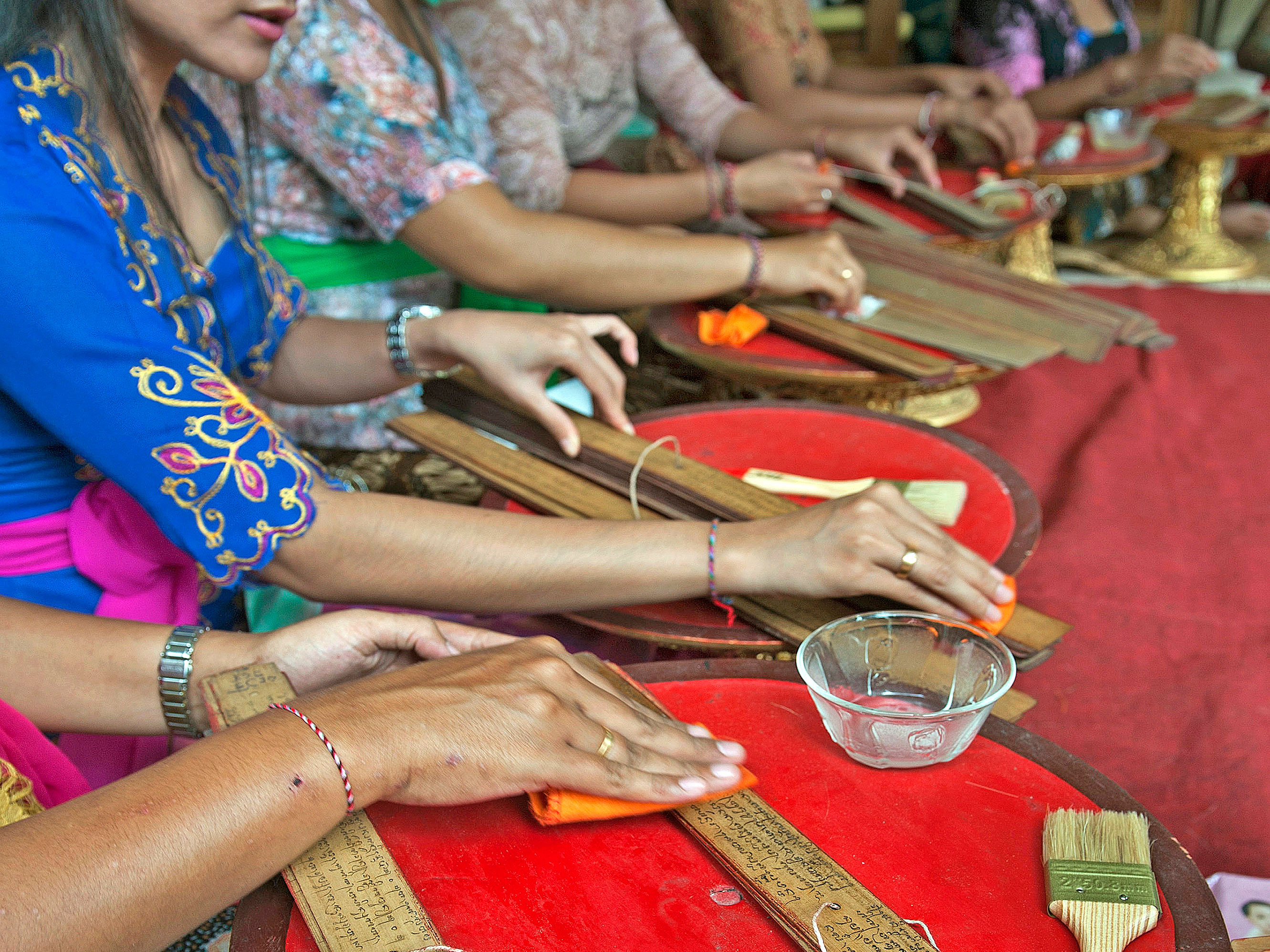 KONSERVASI LONTAR BALI KUNO: Anggota penyuluh Bahasa Bali memeriksa dan merawat lontar kuno dalam upaya konservasi terhadap peninggalan sastra zaman kerajaan di Ubud, Gianyar, Bali, Jumat (2/6)