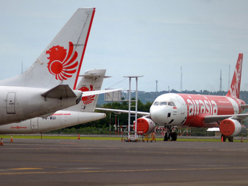 Sejumlah pesawat diparkir di landasan pacu saat penutupan Bandara Internasional Ngurah Rai, di Badung, Bali. 