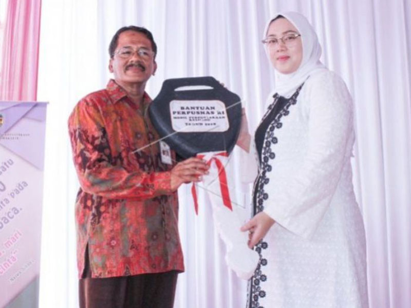 Bupati Purwakarta Anne Ratna Mustika (kanan) bersama Ketua Umum Ikatan Pustakawan Indonesia Teuku Syamsul Bahri (kiri) menunjukan kunci mobil perpustakaan keliling bantuan dari Perpustakaan Nasional saat Peresmian Perpustakaan Digital di kawasan Museum Dio