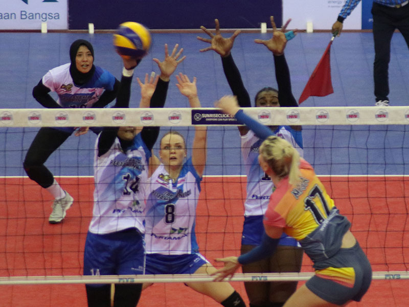  JAKARTA PERTAMINA ENERGI MENANG: Pebola voli putri Jakarta Pertamina Energi, Anna Spetianuk (tengah) dan Asih Titik Pangestuti (kedua kiri) menahan smes pebola voli Bandung Bank BJB Pakuan, Maja Burazer (kanan) pada pertandingan Final Four putaran pertama