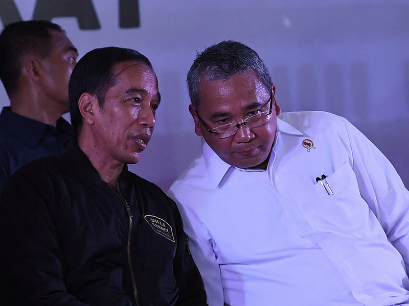 SOSIALISASI PRIORITAS PENGGUNAAN DANA DESA: Presiden Joko Widodo (kiri) berbincang dengan Menteri Desa PDTT Eko Putro Sandjojo (kanan) ketika menghadiri sosialisasi prioritas penggunaan dana desa tahun 2019 di Lapangan Bola Bojong Kiharib, Cigombong, Kabup