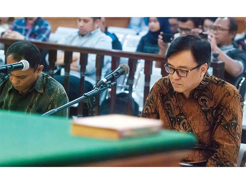DITUNTUT 5 TAHUN PENJARA: Terdakwa kasus dugaan suap perizinan proyek Meikarta, Billy Sindoro (kanan) dan Henry Jasmen, termenung saat mendengarkan pembacaan tuntutan pada sidang lanjutan di Pengadilan Tipikor Bandung, Jawa Barat, kemarin. Pada sidang ters