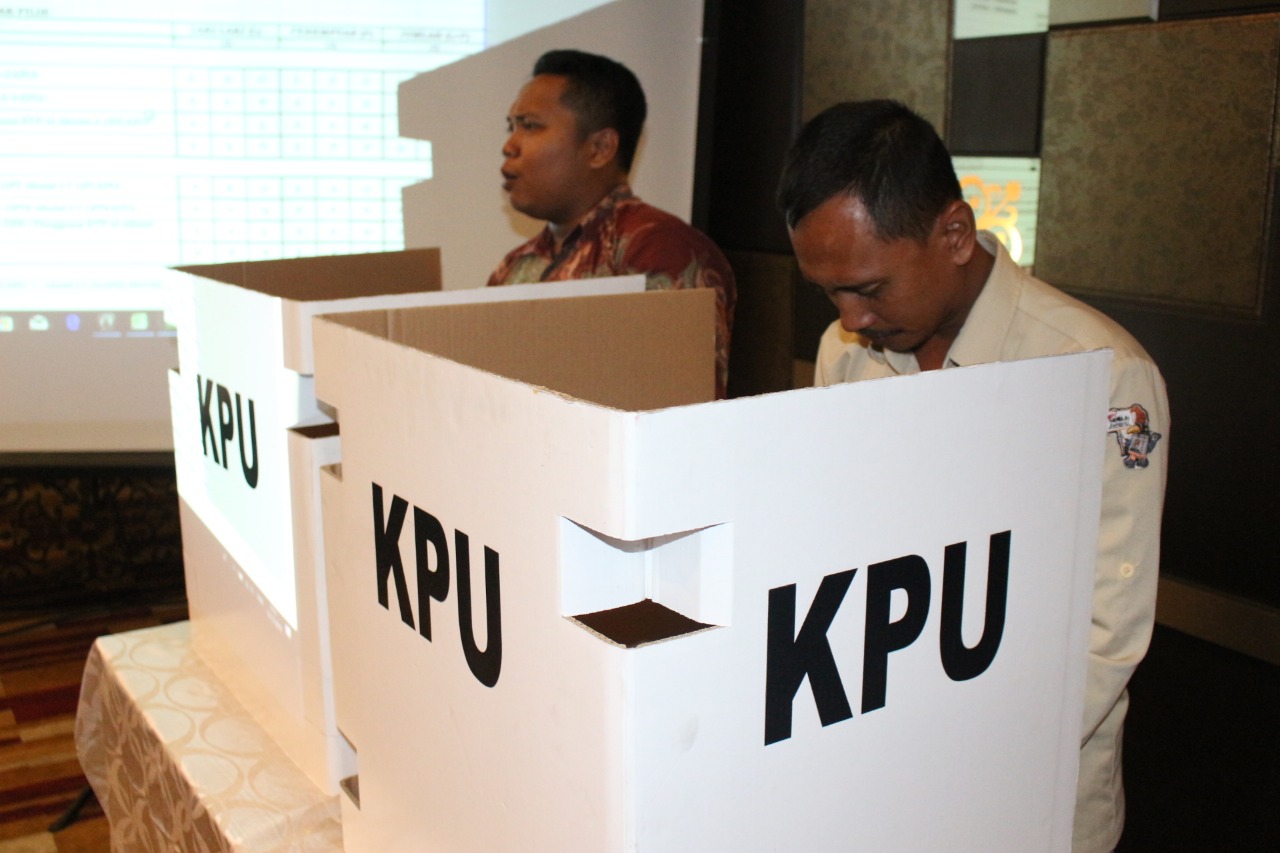 Sejumlah relawan sedang melakukan simulasi pencoblosan yang digelar oleh KPU Kota Medan