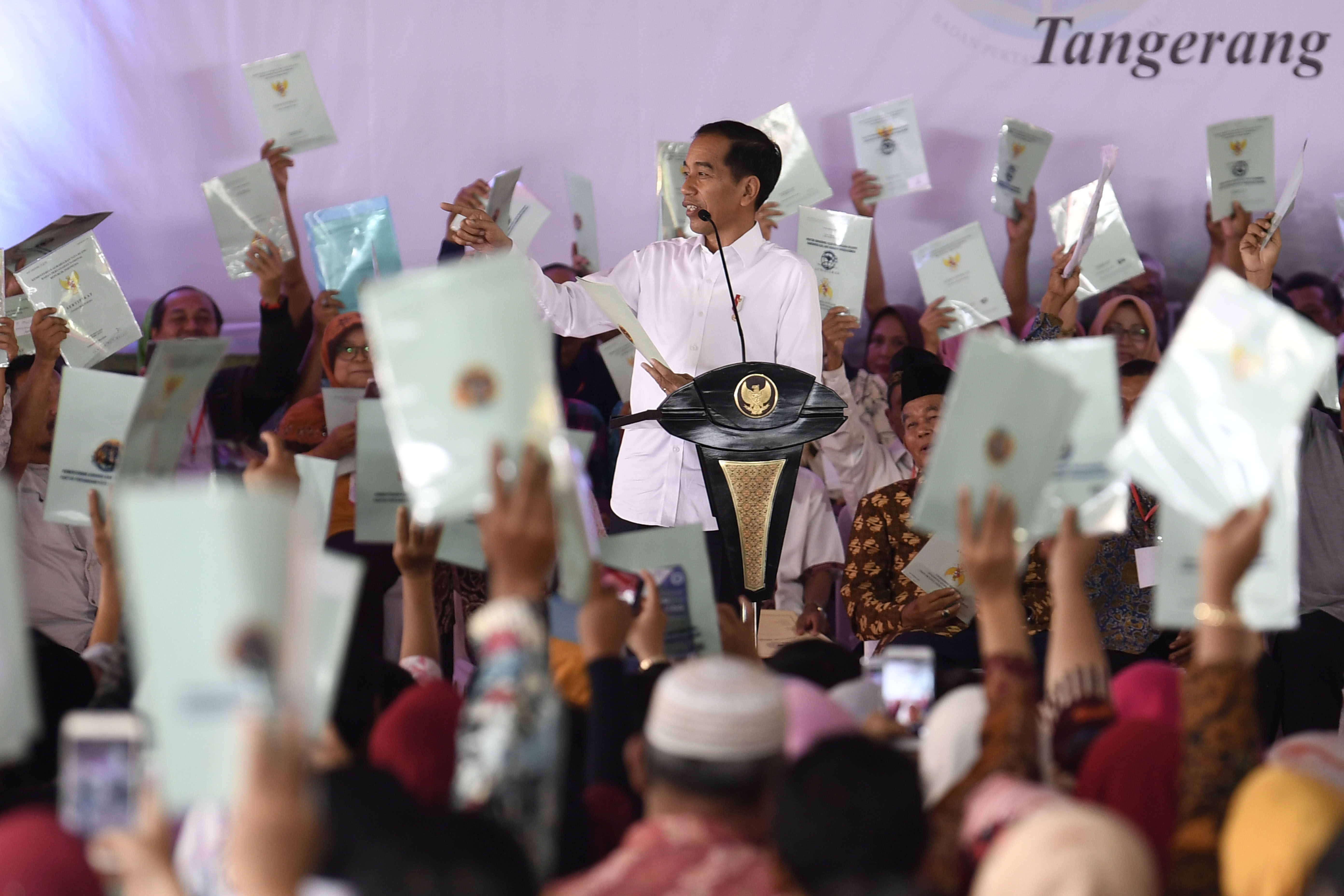 PRESIDEN SERAHKAN SERTIFIKAT TANAH DI TANGSEL: Presiden Joko Widodo menghitung sertifikat tanah saat penyerahan di halaman Skadron 21/Sena Puspenerbad Pondok Cabe Ilir, Tangerang Selatan, Banten, Jumat (25/1/2019). Presiden menyerahkan sebanyak 40.172 sert