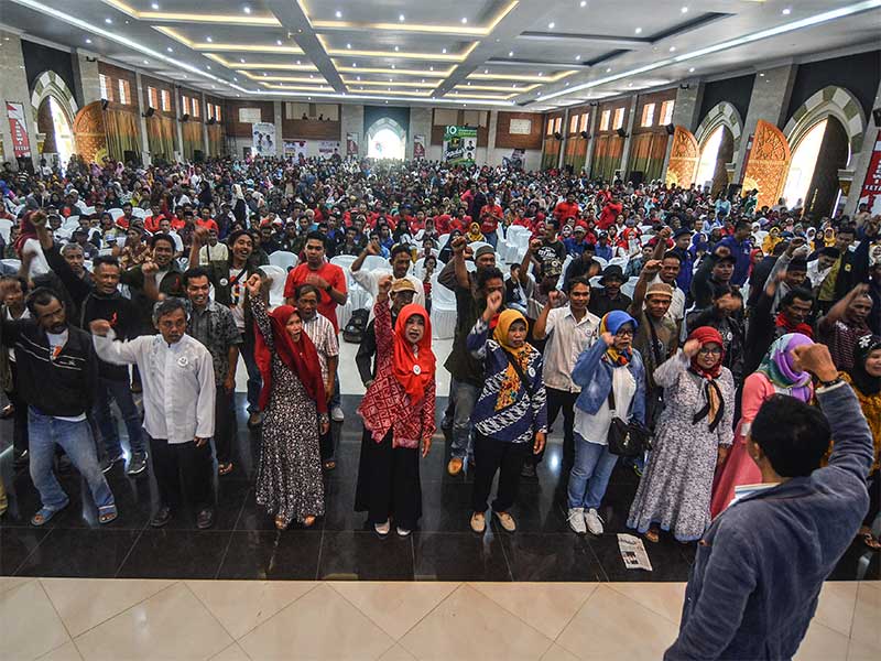 Sejumlah relawan dari kalangan petani dan nelayan Priangan Timur mengikuti deklarasi dan ikrar dukungan terhadap pasangan Jokowi-Maruf Amin di Gedung Islamic Centre, Singaparna, Kabupaten Tasikmalaya, Jawa Barat, Senin (18/2/2019). 