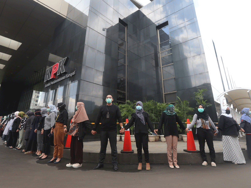 Para pegawai KPK melakukan aksi solidaritas di Gedung KPK Merah Putih, Jakarta, kemarin. Mereka bergandengan tangan mengelilingi gedung sebagai bentuk keprihatinan atas penganiayaan dan perampasan terhadap petugas KPK saat bertugas, sekaligus perlawanan te
