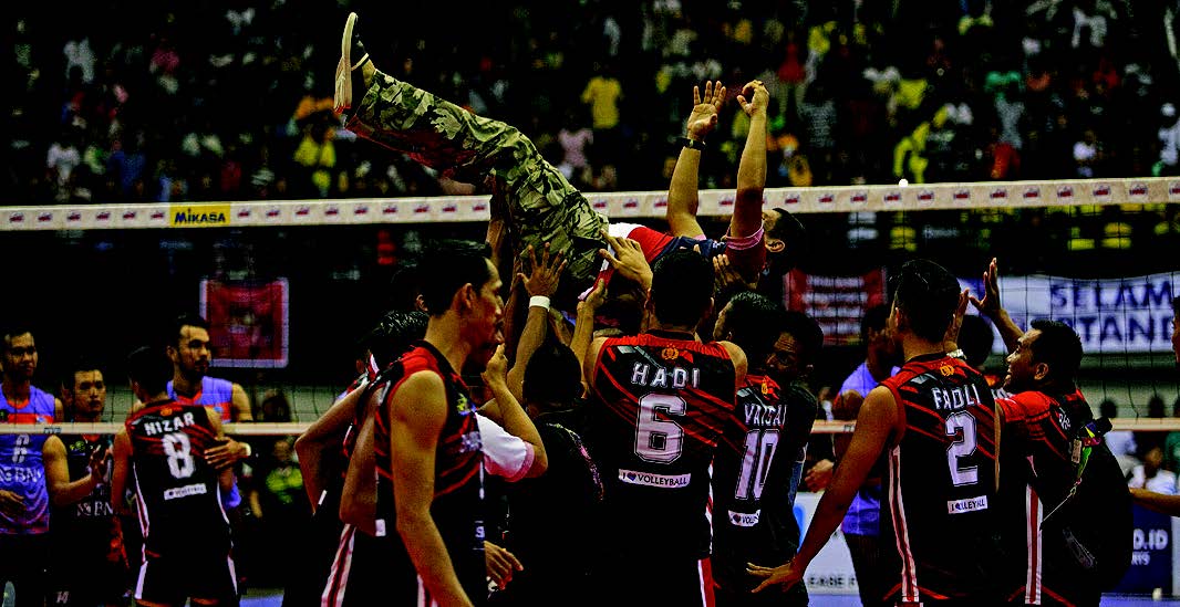 JUARA PROLIGA 2019: Pemain Surabaya Bhayangkara Samator melakukan selebrasi setelah menang dalam pertandingan fi nal putra Proliga 2019 di GOR Amongrogo, DI Yogyakarta, kemarin. Tim voli putra Surabaya Bhayangkara Samator berhasil mengalahkan Jakarta BNI 4