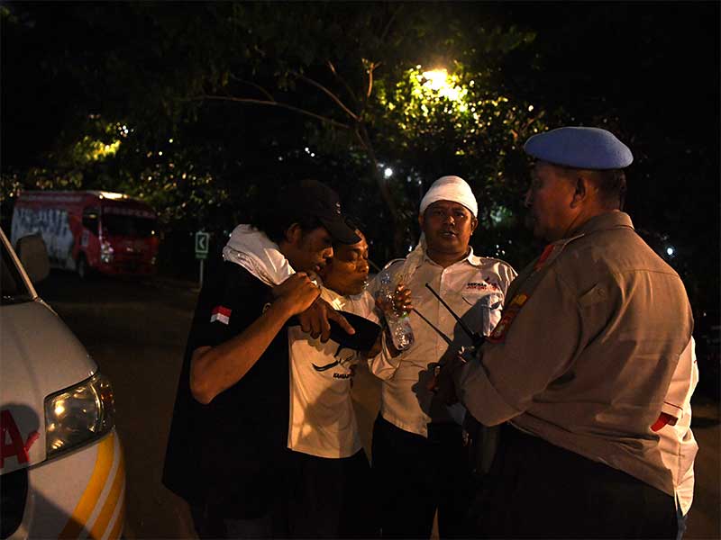 Petugas kepolisian mengawal warga seusai terdengar ledakan di kawasan parkir timur Senayan, Jakarta, Minggu (17/2/2019). 