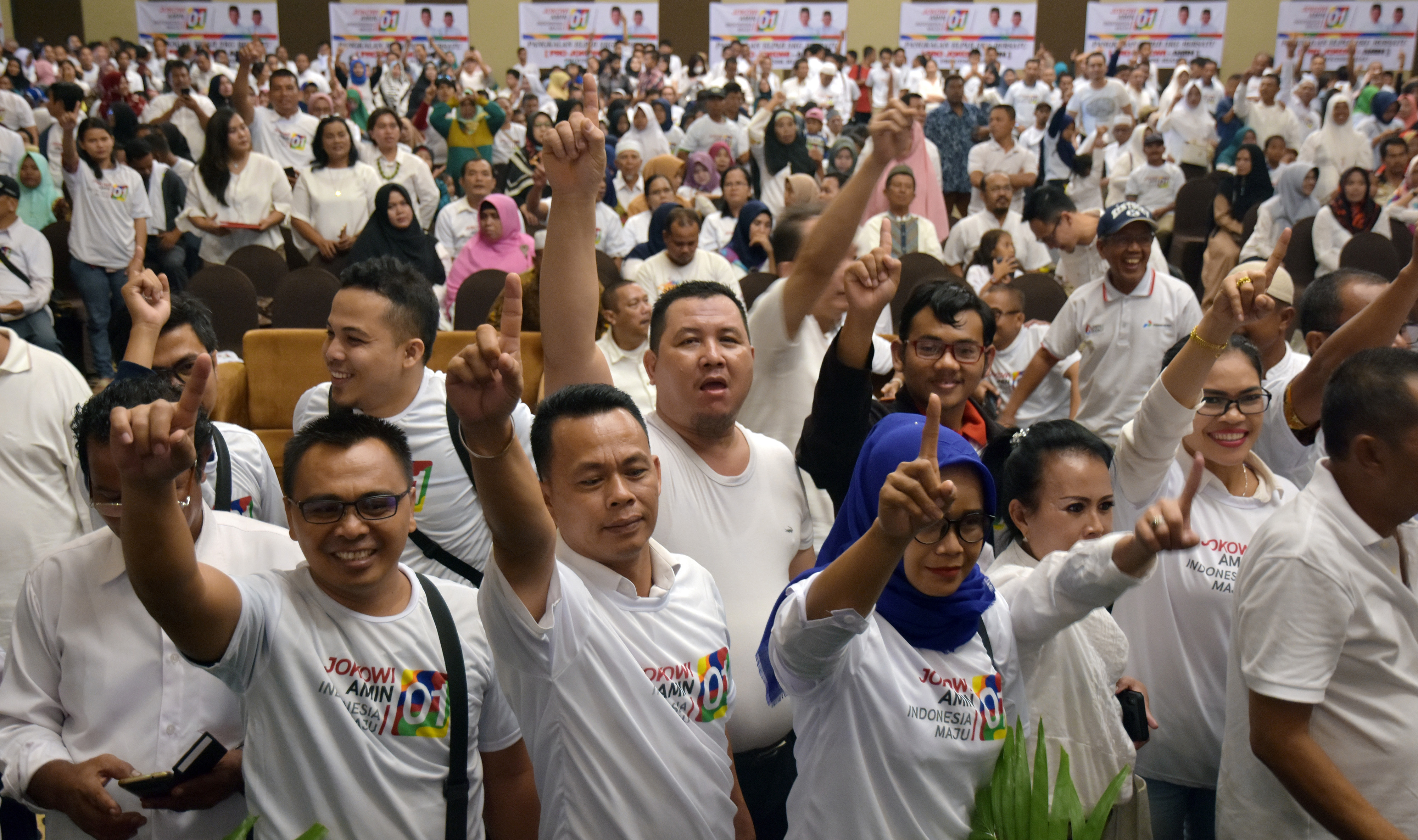 PANGKALAN ELPIJI RIAU DUKUNG JOKOWI-AMIN: Sejumlah warga dari keluarga besar Pangkalan Elpiji 3 Kilo Bersatu Provinsi Riau, melakukan deklarasi untuk mendukung Capres 01 Joko Widodo-Ma’aruf Amin, di Kota Pekanbaru, Riau, Minggu (24/2/2019). Keluarga besar 