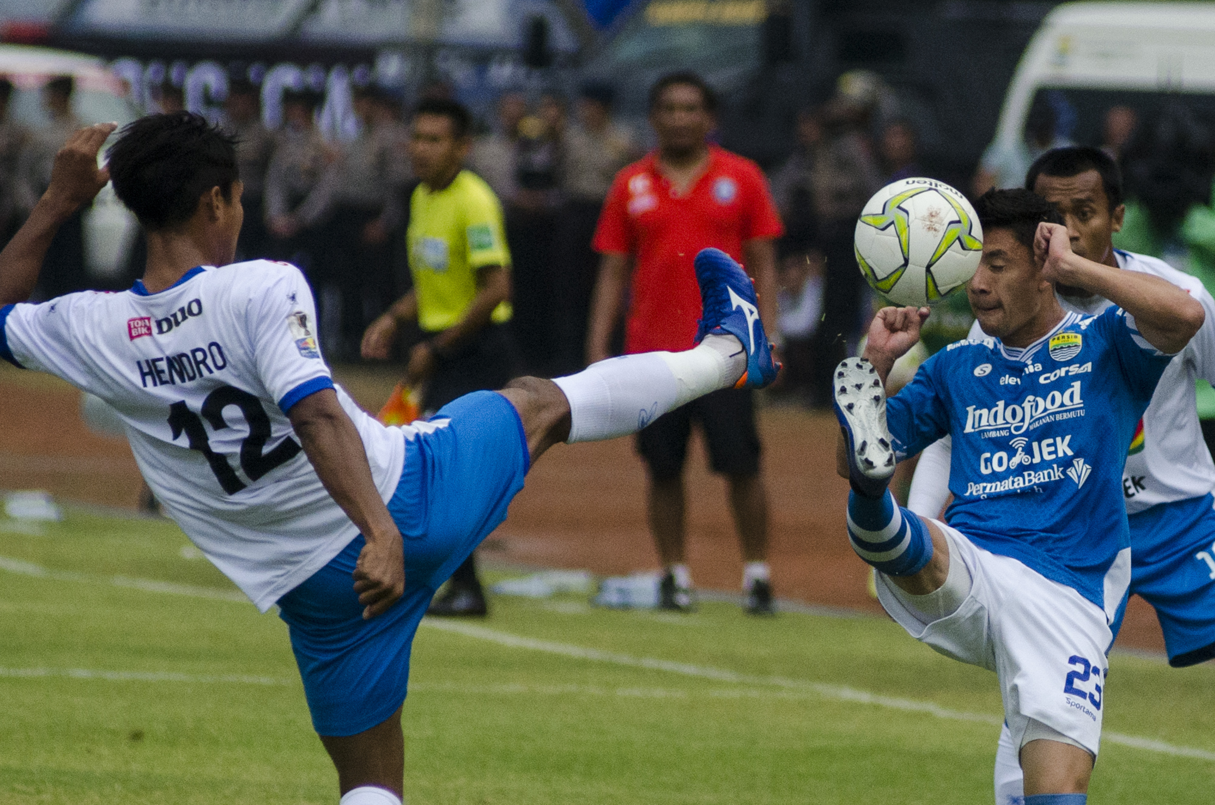 Pesepak bola Persib Bandung Kim Jeffrey (kanan) berebut bola dengan pesepak bola Arema FC Hendro Siswanto (kiri) pada Laga pertama 16 besar Piala Indonesia di Stadion Si Jalak Harupat, Kabupaten Bandung