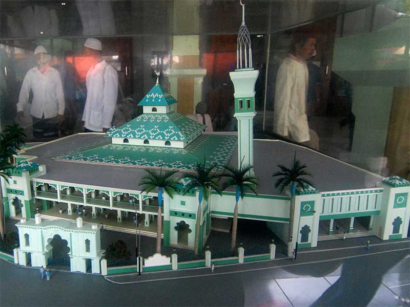 : Sejumlah umat Islam melintasi miniatur Masjid Agung Kauman di Semarang, Jawa Tengah, Jumat (17/6).