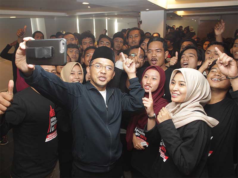  Direktur Relawan Tim Kampanye Nasional (TKN) Maman Imanulhaq (kedua kiri) 