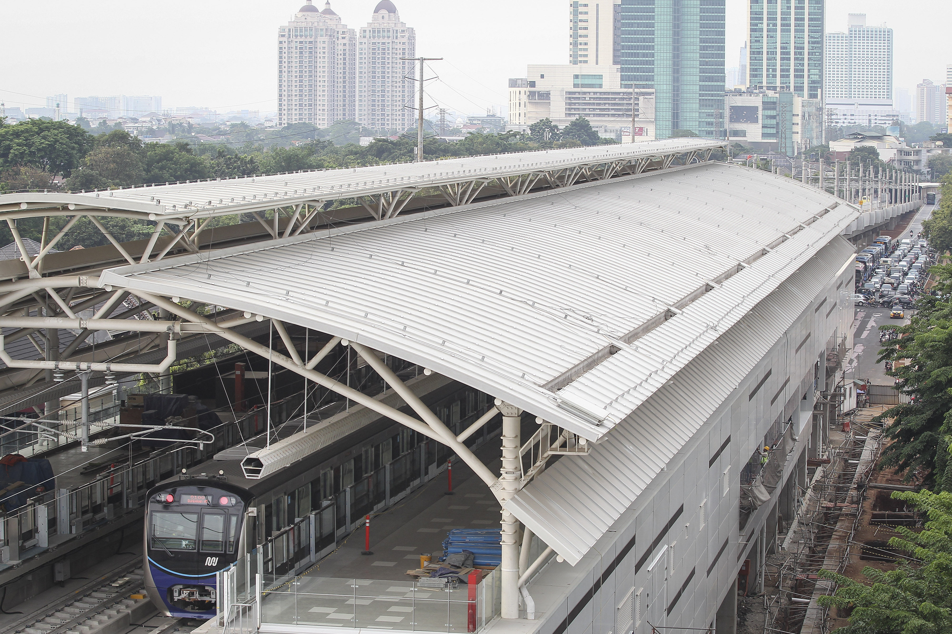 Rangkaian kereta Mass Rapid Transit (MRT) Jakarta fase I rute Lebak Bulus-Bundaran Hotel Indonesia melintas di kawasan Jakarta Selatan, Senin (22/10/2018). Direktur Operasi dan Pemeliharaan PT MRT Jakarta Agung Wicaksono mengusulkan dua tarif MRT Jakarta, 