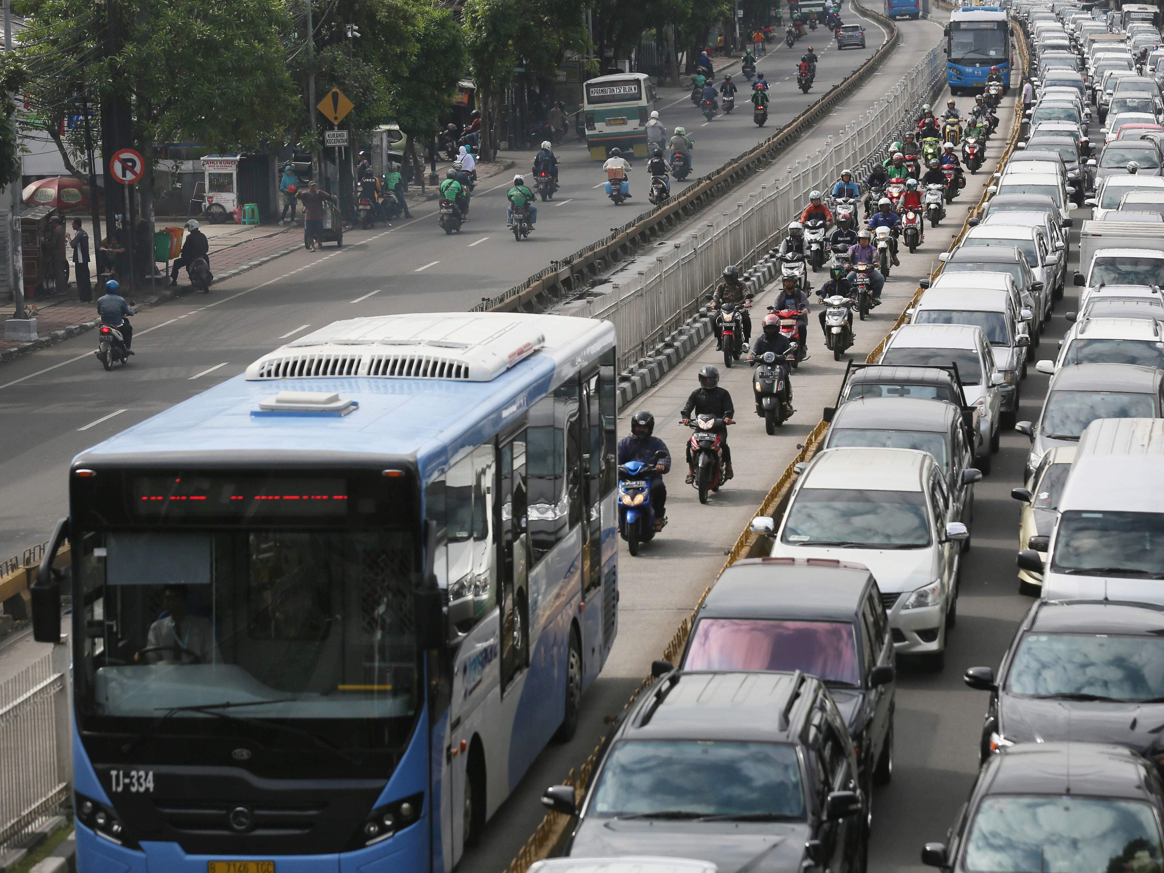  KENDALA STERILISASI JALUR BUSTRANSJAKARTA: KENDALA STERILISASI JALUR BUSTRANSJAKARTA : Kendaraan menerobos jalur bus TransJakarta di kawasan Mampang, Jakarta Selatan, Selasa (10/1)