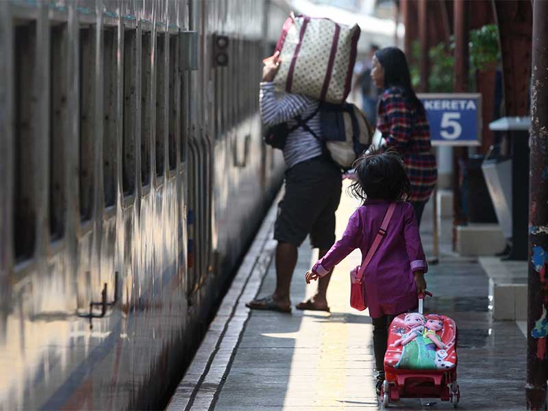 Pemudik yang akan menaiki kereta Kerta Jaya tujuan Surabaya Pasar Turi menunggu kereta di stasiun Pasar Senen, Jakarta, Minggu (3/7). 