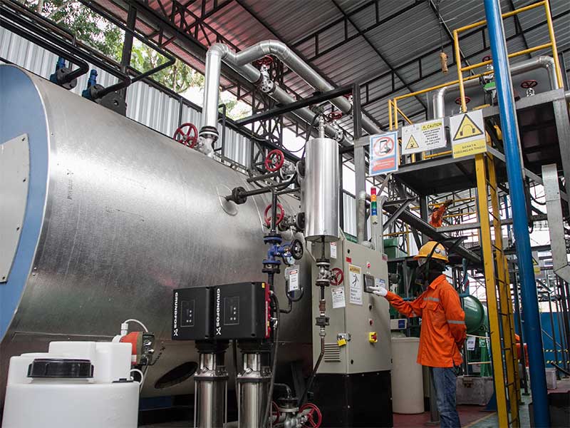 Petugas melakukan uji coba mesin Pembangkit Listrik Tenaga Sampah (PLTSa) di Tempat Pembuangan Akhir (TPA) Putri Cempo, Solo, Jawa Tengah, Kamis (14/2/2019).