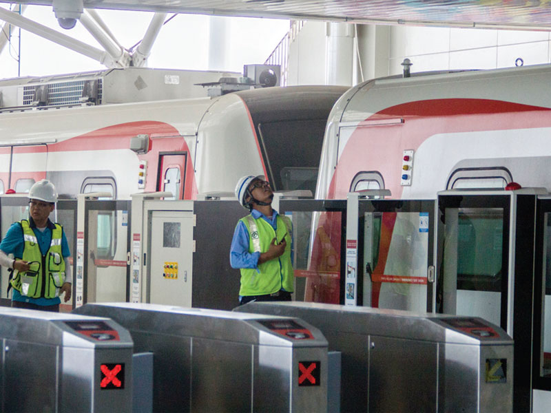 Pekerja mengecek light rail transit (LRT) di Stasiun LRT Velodrome, Rawamangun, Jakarta.