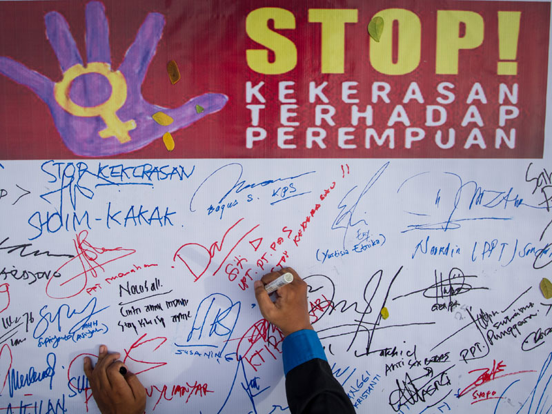 Warga membubuhkan tanda tangan saat aksi Menolak Kekerasan Terhadap Perempuan.Aksi tersebut untuk mendorong Pemerintah serta DPR RI segera mengesahkan Rancangan Undang-Undang (RUU) Penghapusan Kekerasan Seksual (PKS) karena akan memberikan perlindungan ter