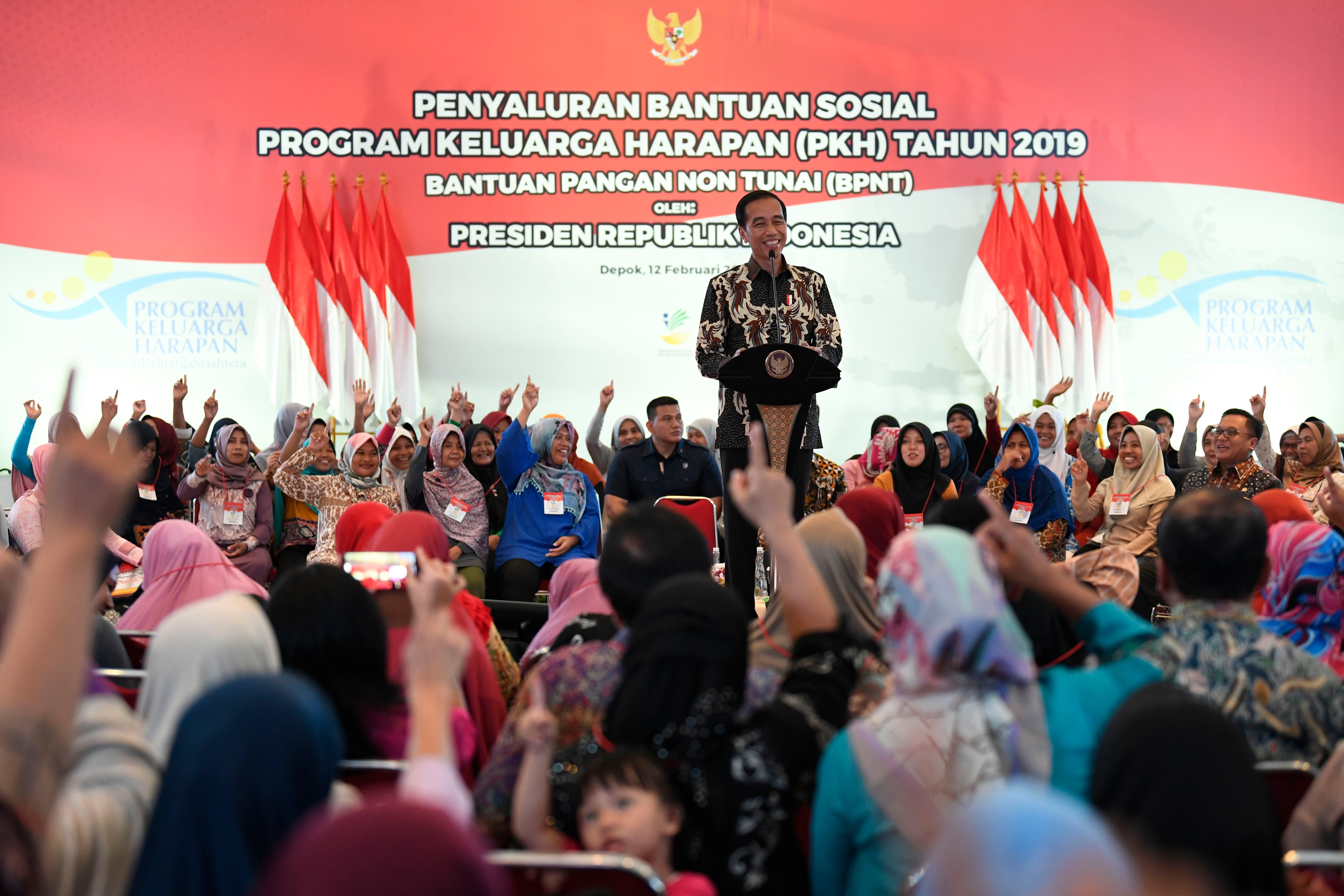  Presiden Joko Widodo menyampaikan arahan kepada penerima Bantuan Sosial Program Keluarga Harapan (PKH) Tahun 2019 di Sukmajaya, Depok, Jawa Barat, Selasa (12/2/2019). Pemerintah menyalurkan PKH sebesar Rp34,4 triliun pada tahun 2019 untuk mendorong keseja