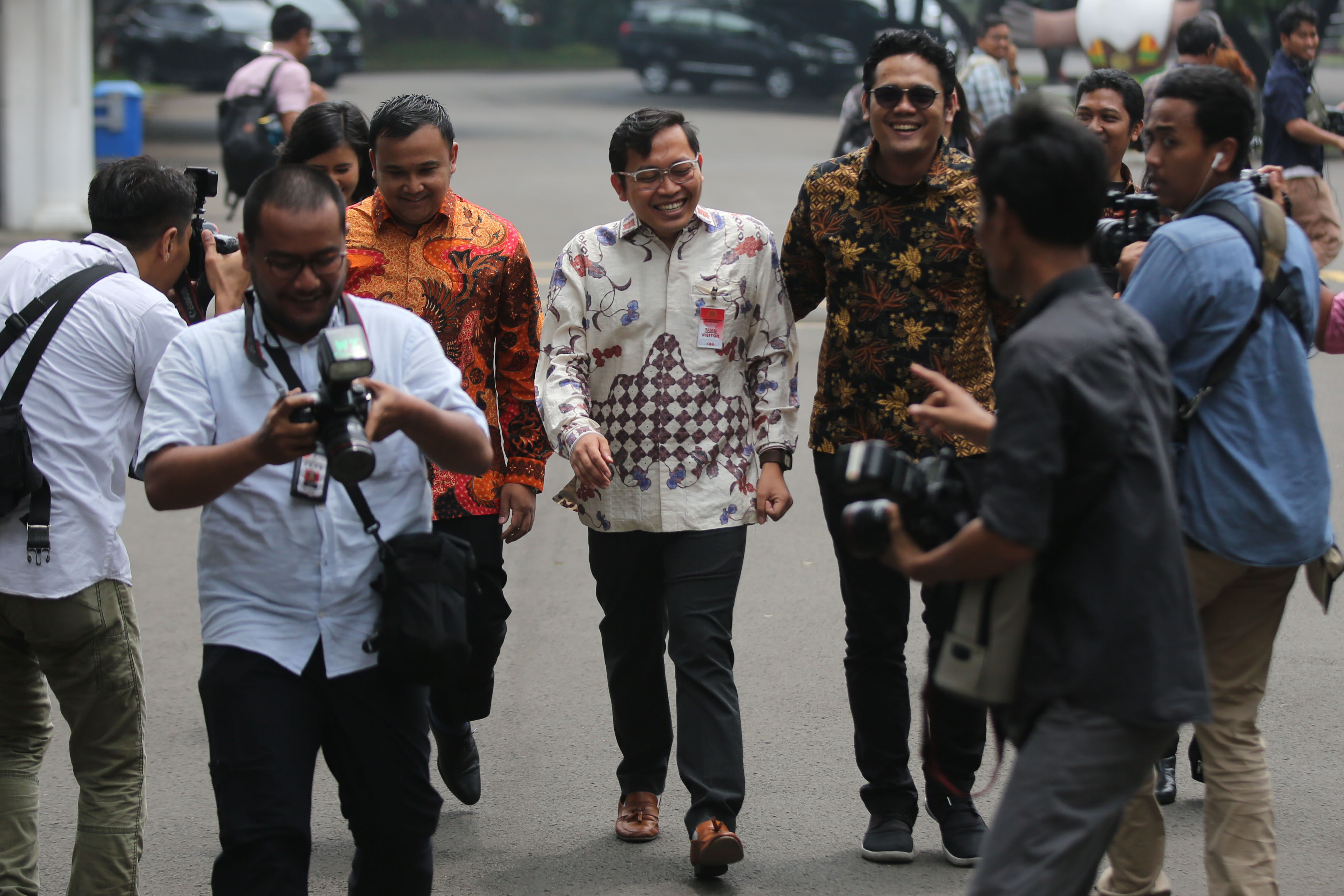 CEO Bukalapak Achmad Zaky (Tengah) seusai bertemu Presiden Joko Widodo di Istana Merdeka, Jakarta, Sabtu (16/2/2019).