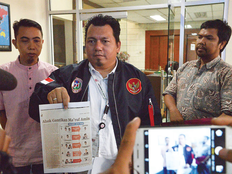 Direktur Hukum dan Advokasi Tim Kampanye Nasional (TKN) Jokowi-Amin, Ade Irfan Pulungan (tengah), memberikan keterangan setelah melaporkan harian Indopos terkait dengan pemberitaan pada edisi Rabu (13/2) yang berjudul Ahok akan Gantikan Ma’ruf Amin di Gedu