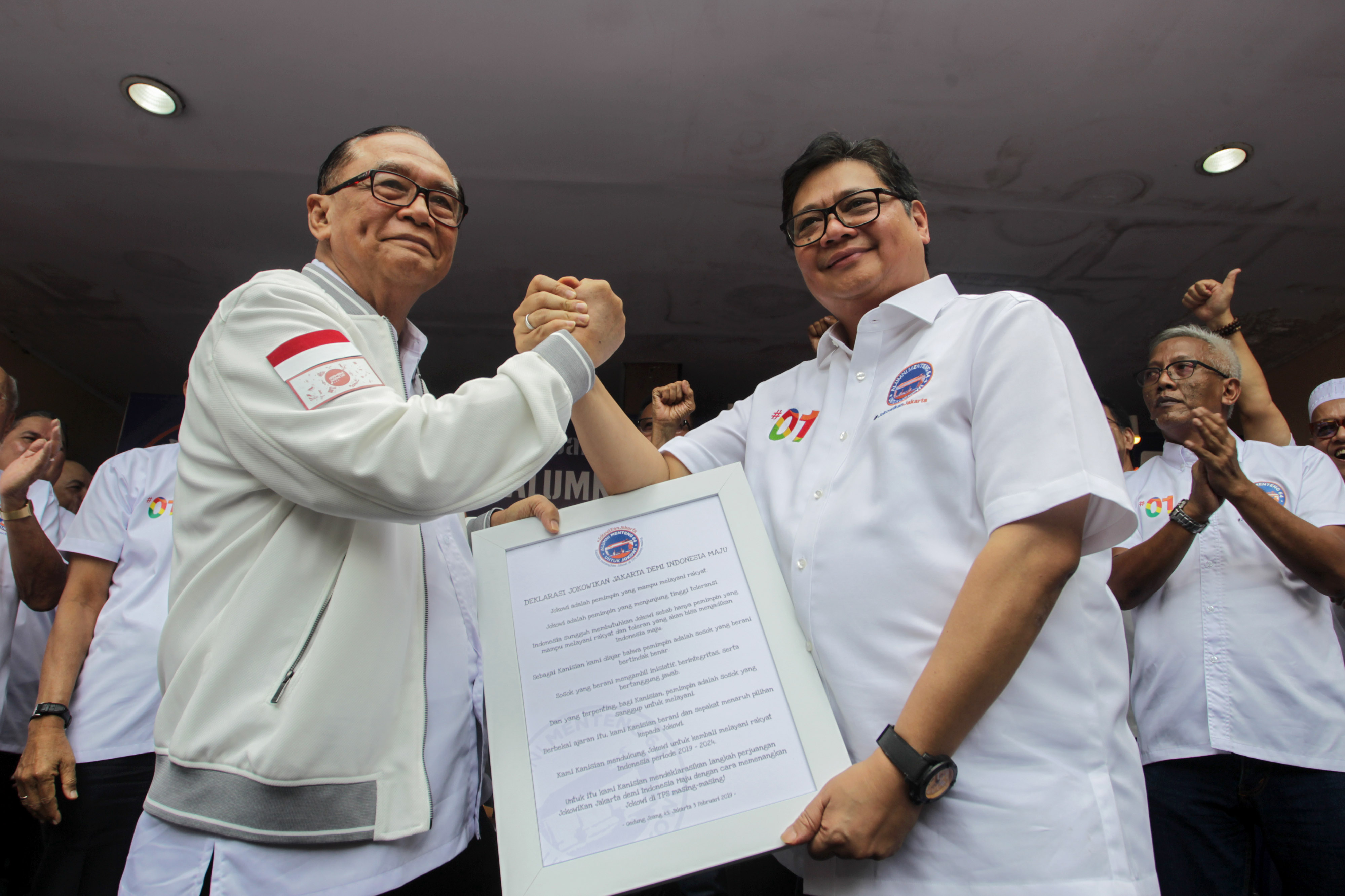  Dewan Pengarah Tim Kemenangan Nasional (TKN) Jokowi-Amin, Sidarto Danusubroto (kiri) berjabat tangan dengan Menteri Perindustrian yang tergabung dalam ikatan alumni Menteng 64, Airlangga Hartarto (kanan) saat serah terima naskah deklarasi dukungan untuk J
