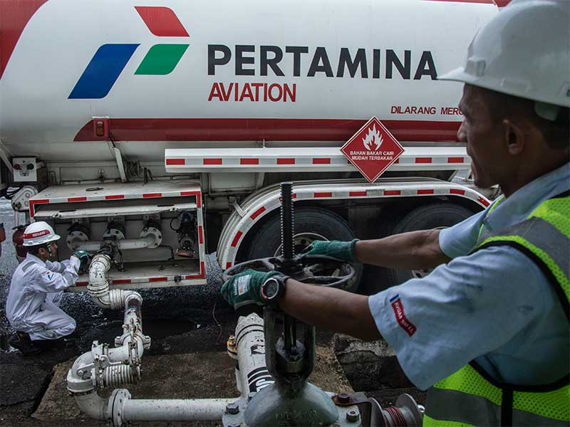 Dua petugas melakukan proses bongkar 