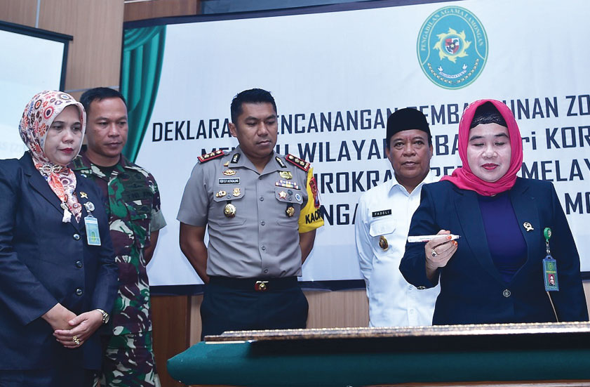 INDONESIA BEBAS KORUPSI: Ketua Pengadilan Agama Lamongan Harijah Damis (kanan) didampingi Ketua Pengadilan Negeri Lamongan Nova Flory Bunda (kiri), Dandim 0812 Letkol Arh Sukma Yudha Wibawa (kedua dari kiri), Kapolres AKBP Feby DP Hutagalung (ketiga dari k