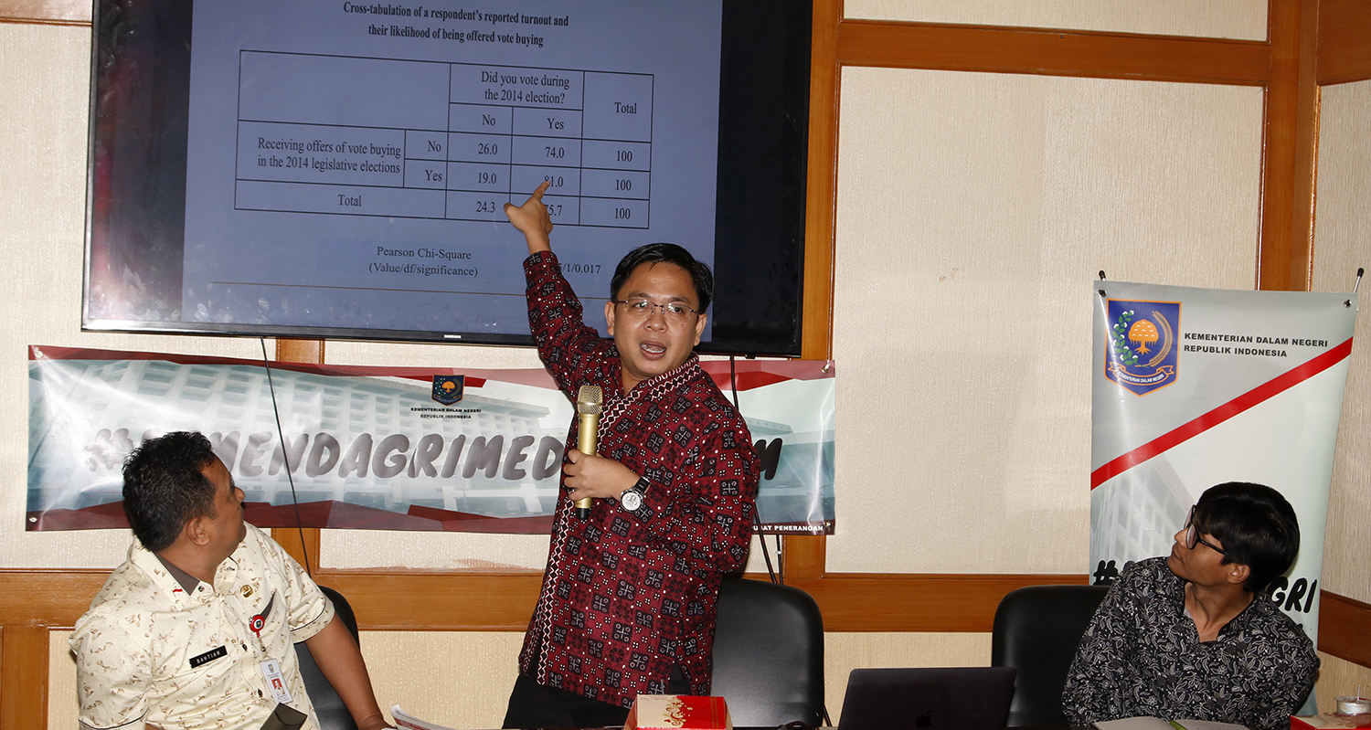 KEMENDAGRI MEDIA FORUM: Direktur Eksekutif Indikator Politik Indonesia Burhanuddin Muhtadi (tengah) bersama Kapuspen Kemendagri Bahtiar (kiri) dan Direktur Eksekutif SPD August Mellaz (kanan) menjadi pembicara dalam diskusi Kemendagri Media Forum di Kantor