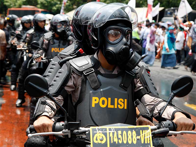 Aparat gabungan TNI-Polri mengamankan kawasan Bundaran HI yang menjadi jalur kirab Kereta Kencana Presiden dan Wakil Presiden Jokowi-JK di Jakarta, Senin (20/10).