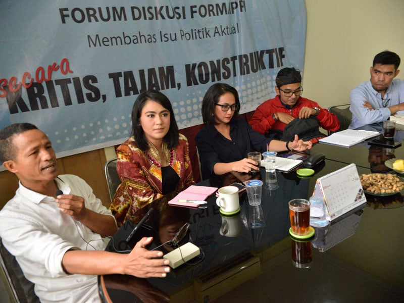 Lucius Karus dari Formappi (kiri) bersama dengan Brigita Purnawati Manohara Caleg PDIP, Lampung I (kedua dari kiri), Christina Aryani Caleg Golkar, DKI II (tengah), Dedek Prayudi (Caleg PSI, JABAR IXz(kedua dari kanan0 dan Direktur Indopolling Wempy Hadir 
