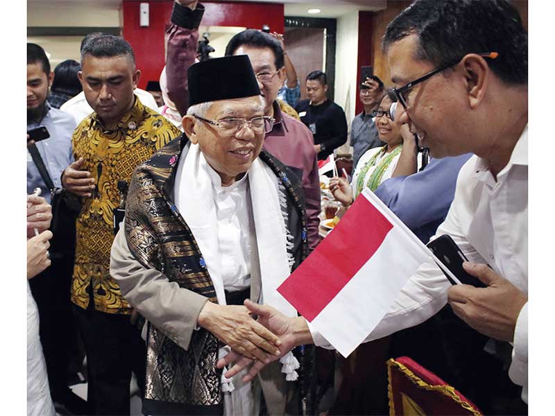 WARGA MINANG PILIH JOKOWI-AMIN: Calon wakil presiden no urut 01 Ma’ruf Amin menyalami warga Minang saat menghadiri Silaturahim & Makan Lamak #Minang Pemilih Jokowi di Jakarta, kemarin. Dalam kegiatan itu, warga Minang di Jakarta siap memenangkan pasangan J