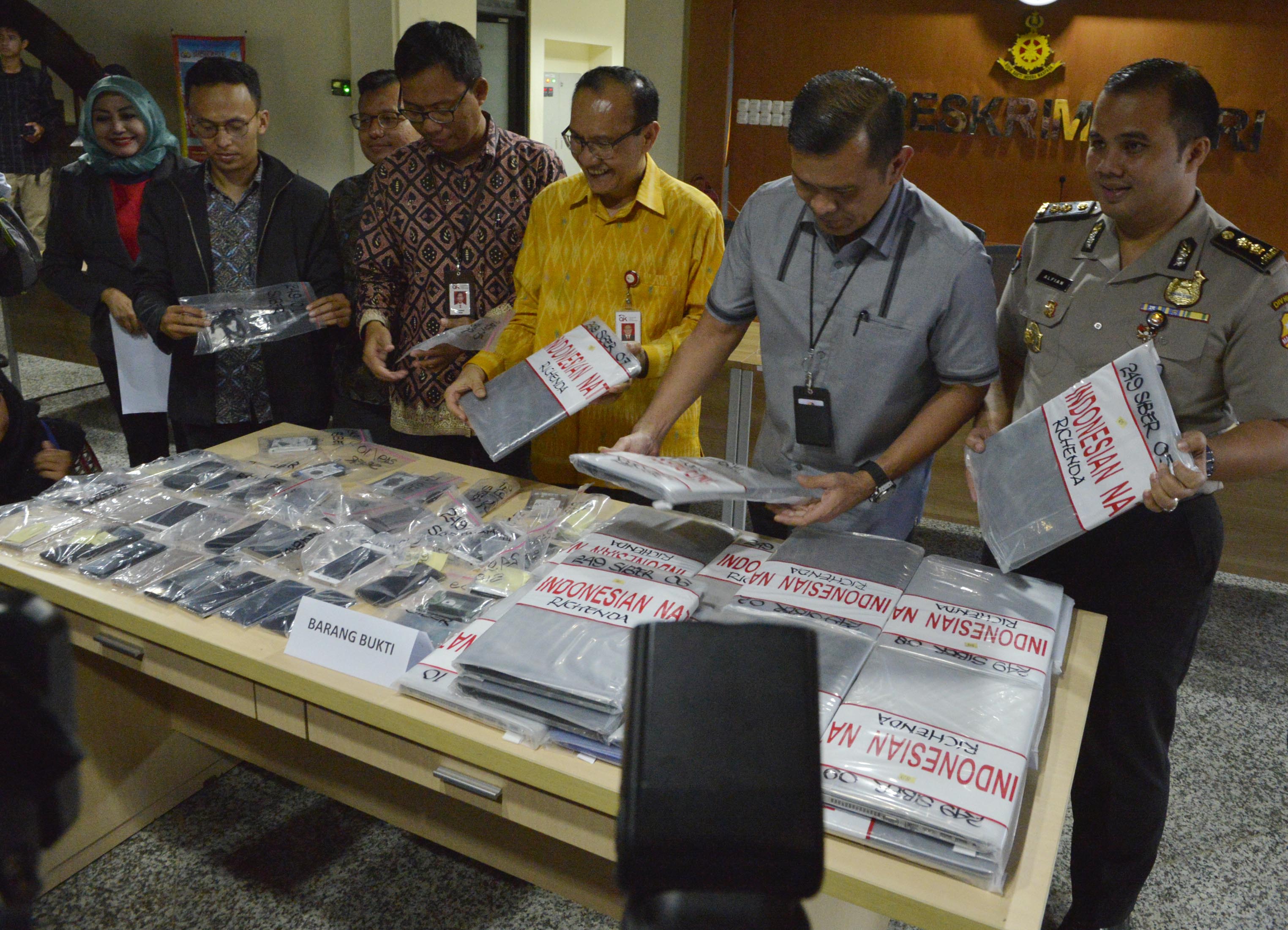 KASUS KEJAHATAN FINTECH ILEGAL: KEJAHATAN KASUS FINTECH ILEGAL: Kasubdit II Dirtippidsiber Bareskrim Polri Kombes Pol Rickynaldo Chairul (kedua dari kanan) bersama institusi terkait saat rilis kasus kejahatan Fintech Ilegal di Direktorat Tindak Pidana Sibe