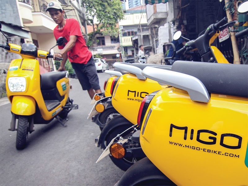 Pekerja menata sepeda listrik Migo di Migo Station JK10116 di kawasan Setiabudi, Jakarta.