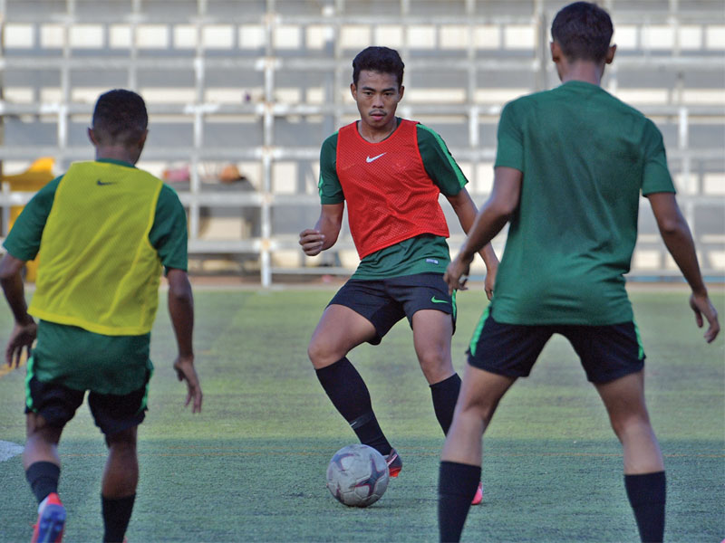 Pemain timnas U-22 Indonesia, Nurhidayat (tengah), melepaskan tendangan saat menjalani latihan kemarin di Stadion AIA, Home of Western, Phnom Penh, Kamboja. Indonesia dituntut menang saat menghadapi Kamboja dalam laga terakhir penyisihan Grup B Piala AFF U