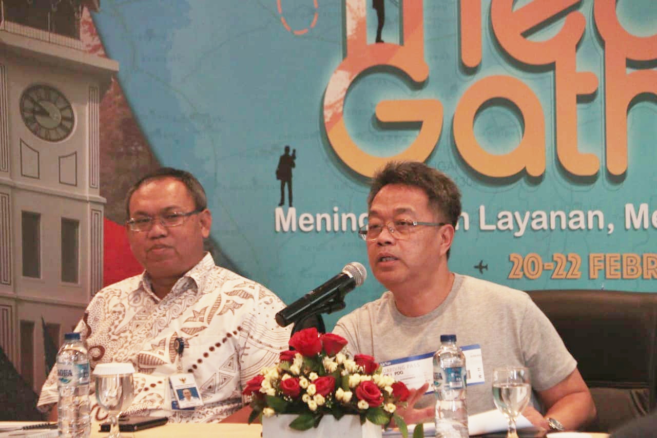 Kepala Otortitas Bandar Udara Wilayah VI, Padang, Agoes Soebagio (kiri) dan Direktur Utama AirNav Indonesia, Novie Riyanto (kanan) memberikan keterangan pers di Hotel Basko, Padang