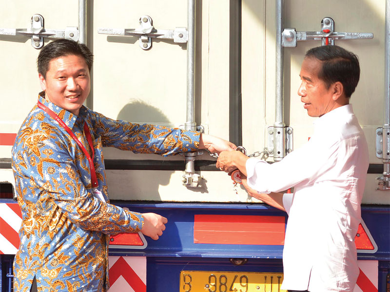 Presiden Joko Widodo didampingi Direktur Utama PT Mayora Andre Sukendra Atmadja (kiri) melakukan prosesi pelepasan kontainer ekspor Mayora ke-250 ribu ke Filipina di Bitung, Tangerang, Banten, kemarin. Hingga saat ini, Mayora Group sudah mampu mengekspor p
