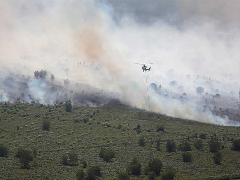 Sebuah helikopter Super Puma AS332L1 milik Asia Pulp & Paper (APP) Sinar Mas Forestry bersiap melakukan pengeboman air (water bombing) terhadap hutan dan lahan perkebunan sawit rakyat yang terbakar di Desa Gurun Panjang di Dumai, Dumai, Riau, Senin (25/2/2